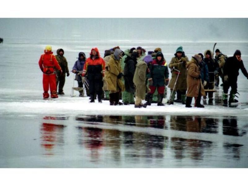 38 рыбаков дрейфуют на льдине в Новосибирском водохранилище