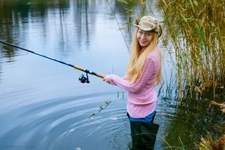 Женщины на рыбалке и охоте фото